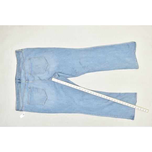 NEW Old Navy Women's Mid-Rise Boot-Cut Jeans Plus Size 24 Light Wash - Picture 4 of 8